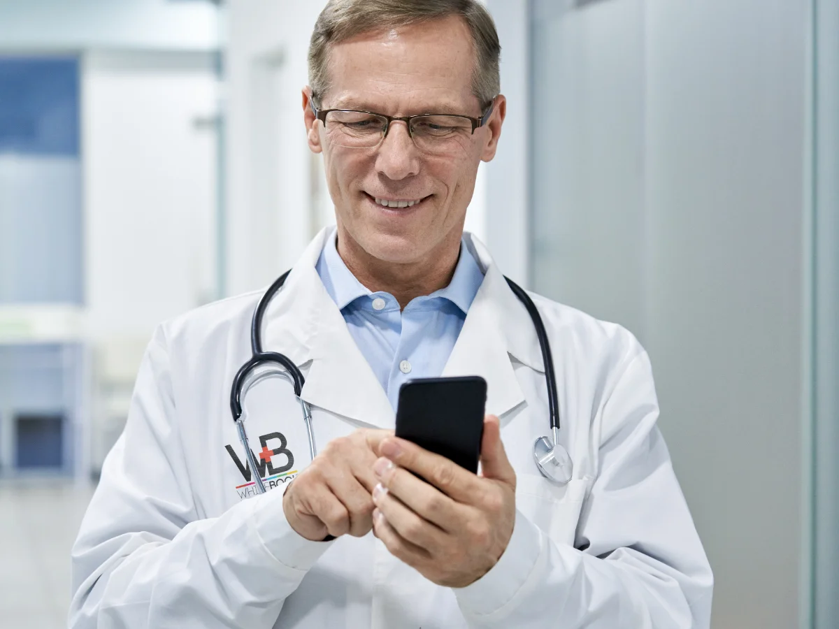 Médico acompanhando cobranças pelo celular — imagem ilustrativa