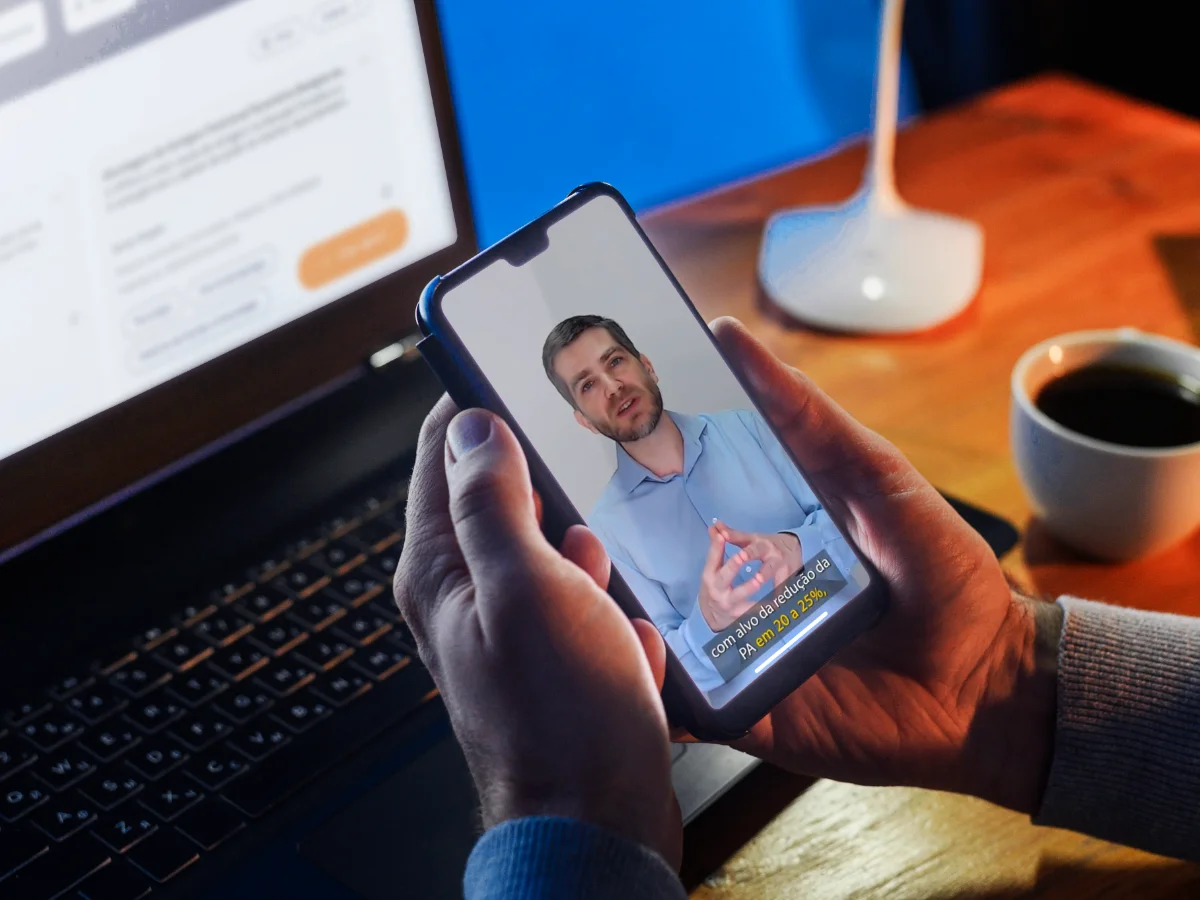Paciente em teleconsulta com médico pelo celular — imagem ilustrativa