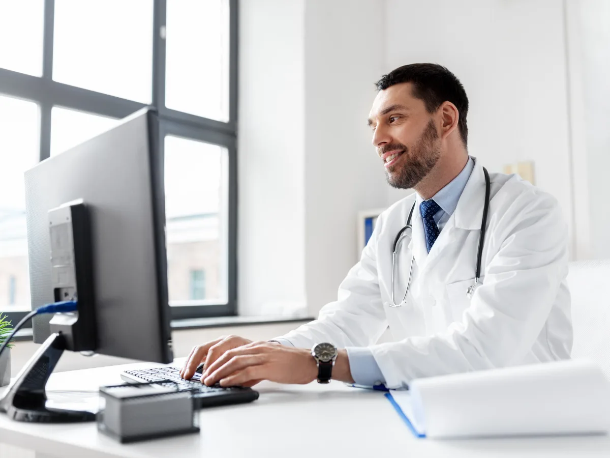 Médico acompanha os números da clínica no computador — imagem ilustrativa