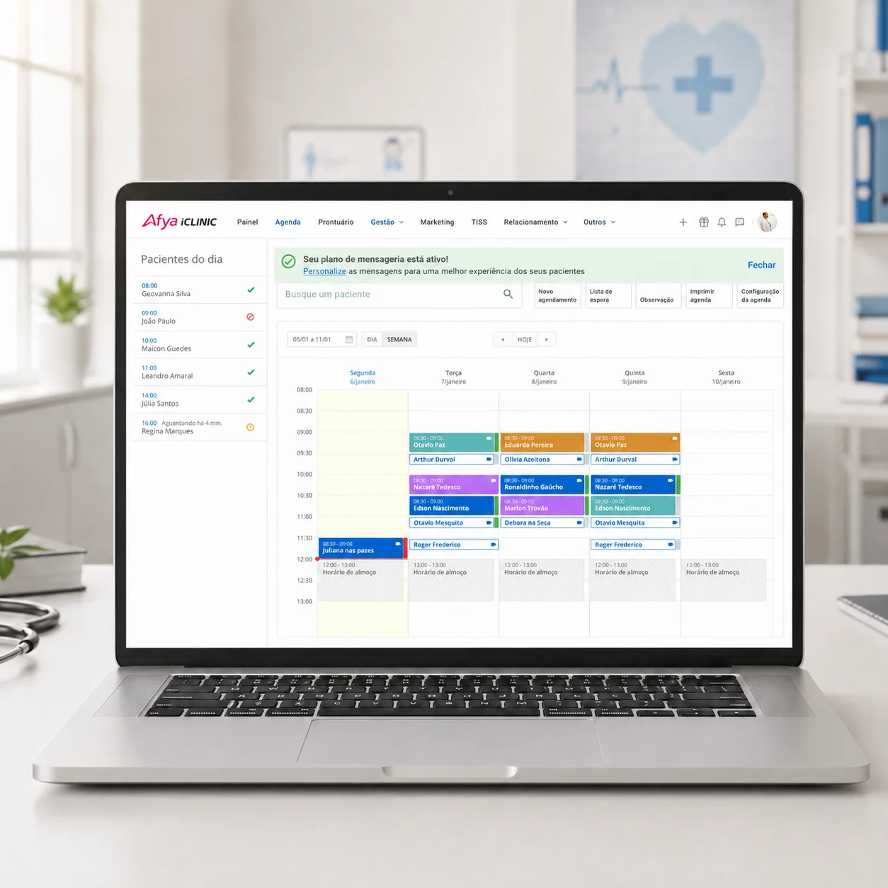 Notebook em um consultório exibindo a agenda semanal do Afya iClinic — dados fictícios para demonstração