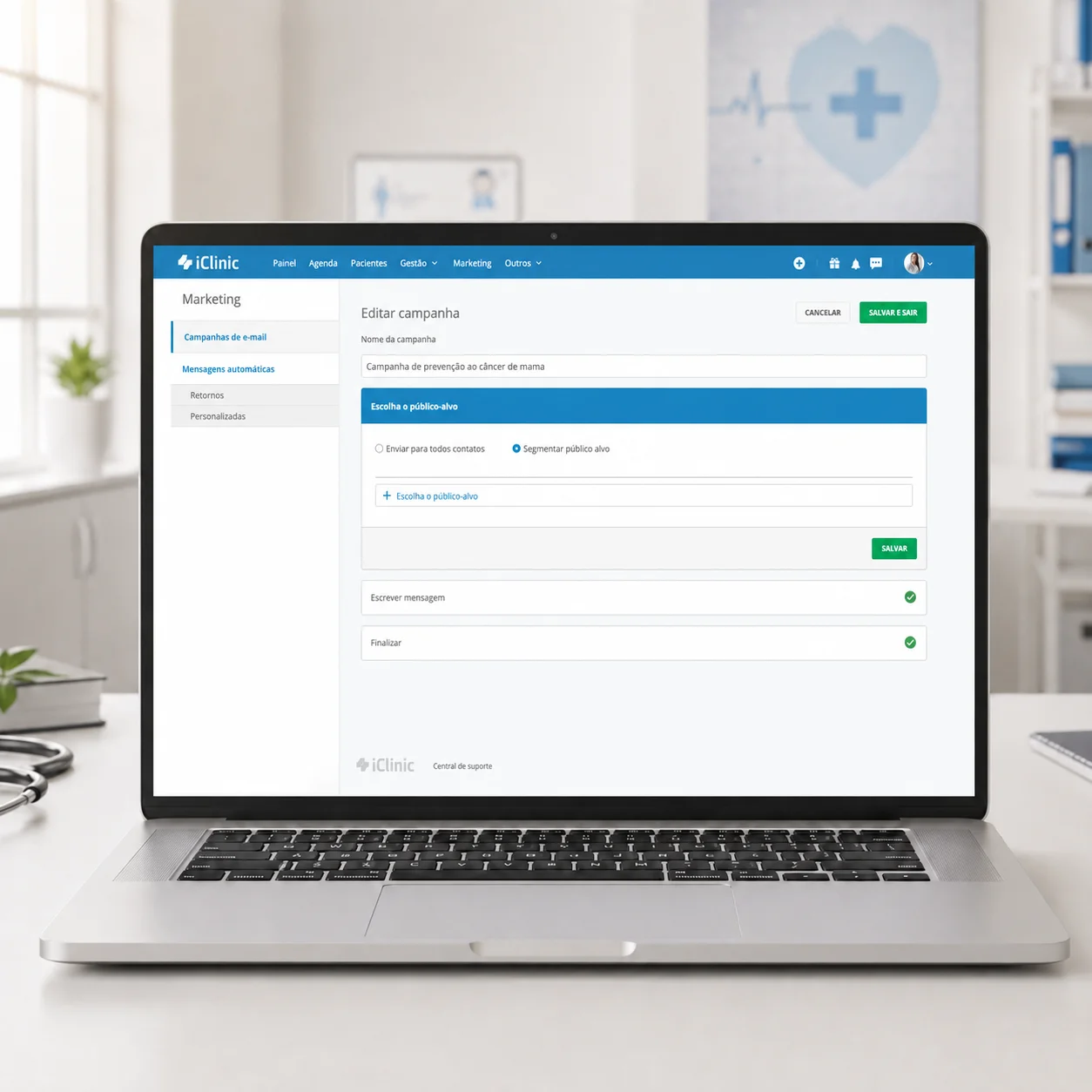 Notebook em um consultório exibindo a edição de uma campanha de e-mail no marketing do Afya iClinic — dados fictícios para demonstração