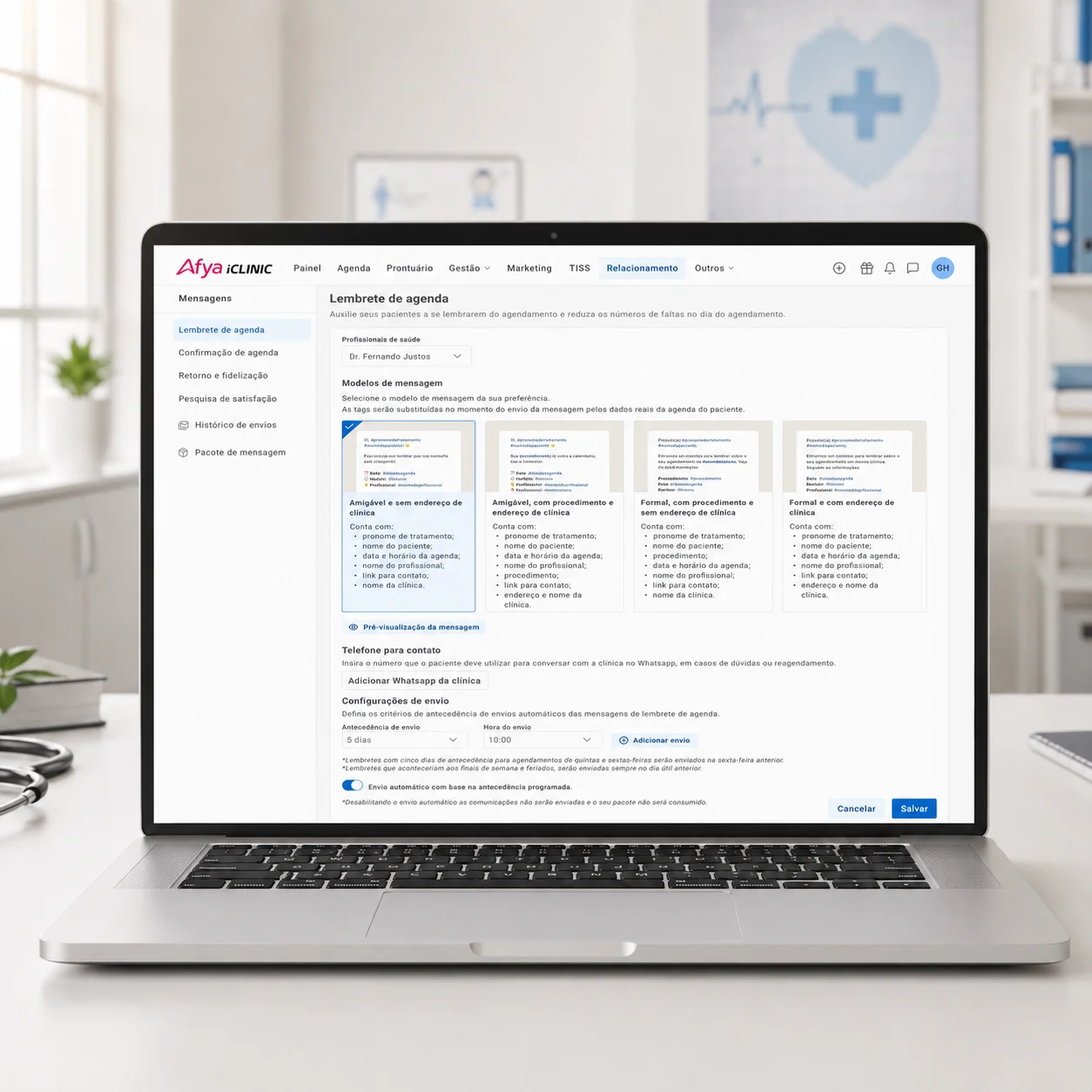 Notebook em um consultório exibindo os lembretes automáticos de agenda do Afya iClinic — dados fictícios para demonstração