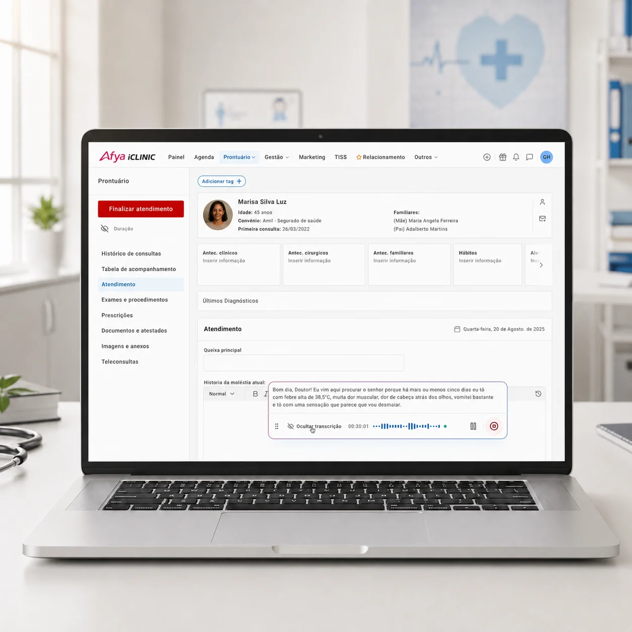 Notebook em um consultório exibindo o prontuário eletrônico do Afya iClinic durante um atendimento com transcrição por IA — dados fictícios para demonstração
